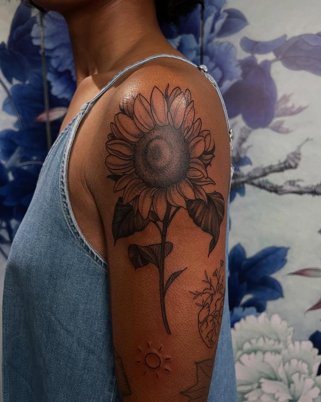 Salut les moldus !
On a commencé le mois en beauté avec Lydie et son tournesol 🌻 
#méfaitaccompli ⚡️
•
@pantherebleuetattoo @tattoobylaura 
•
#flower #flowertattoo #sunflower #sunflowertattoo #blackandgreytattoo #blackandgrey #realistictattoo #illustrativetattoo #ali_potter_tattoo #tattoo #tatouage #tattooart #newtattooartist #pantherebleuetattoo #chatillon #paristattoo #mischiefmanaged