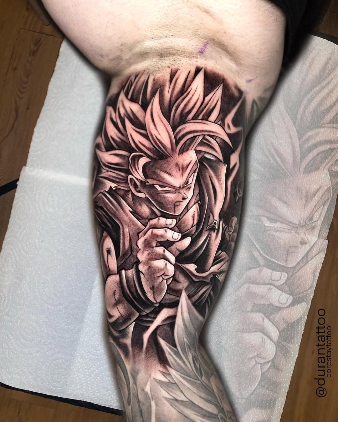 Goku.

Muchas gracias @raulvalderrama5 por la confianza.

Estoy pensando en hacerles algunas pequeñas movidas a los diseños para cambiar un poco, desliza a la última foto.
Hazme saber tu opinión 🫶🏻

Realizado en @corpstaytattoo 
Con @pepax.official
Para citas: Ldurantattoo@gmail.com
#anime #animetattoo #manga #mangaart #dbz
#dragonballtattoo #dragonball #goku #tattoo #tattooink
#pepax #pepaxcartridges #pepaxlance #lancecartridges #anime #animetattoo