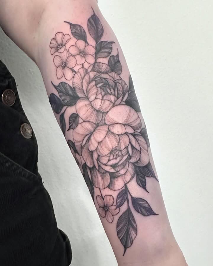 Tattoo by @tattoosbydarci 

#blacklistink#blacklistinktattoo#tattoocollective#tattoostudio#tattooshop#tattooartist#tattoo#inked#jomo#creativecommunity#417tattoo##blackandgreytattoo#finelinetattoo#floraltattoo