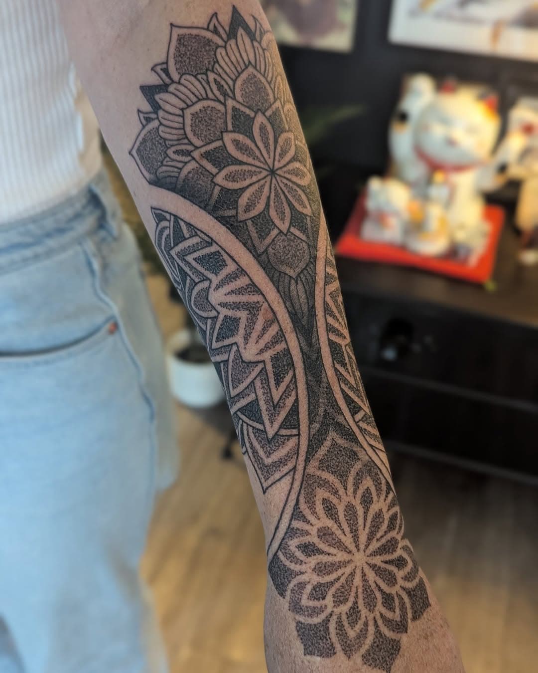 Here's a still shot of Alice's forearm piece.
Tattooed at @moodybluetattooroom 

#chrisjonestattooer #moodybluetattooroom #geelongtattoo #geometrictattoo #dotworktattoo #mandalatattoo #ornamentaltattoo