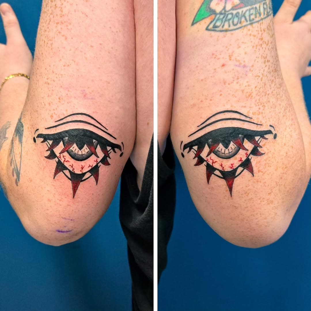 A couple eyes for @cm9816 to always watch his 6 👁👁 I appreciate ya!

⚫️

⚫️

⚫️

#tattooapprenticeship #tattooapprentice #apprenticetattooer #queertattooartist #tattoo #tattoos #717tattoo #717highspire #eyetattoo #eyes #watchyourback