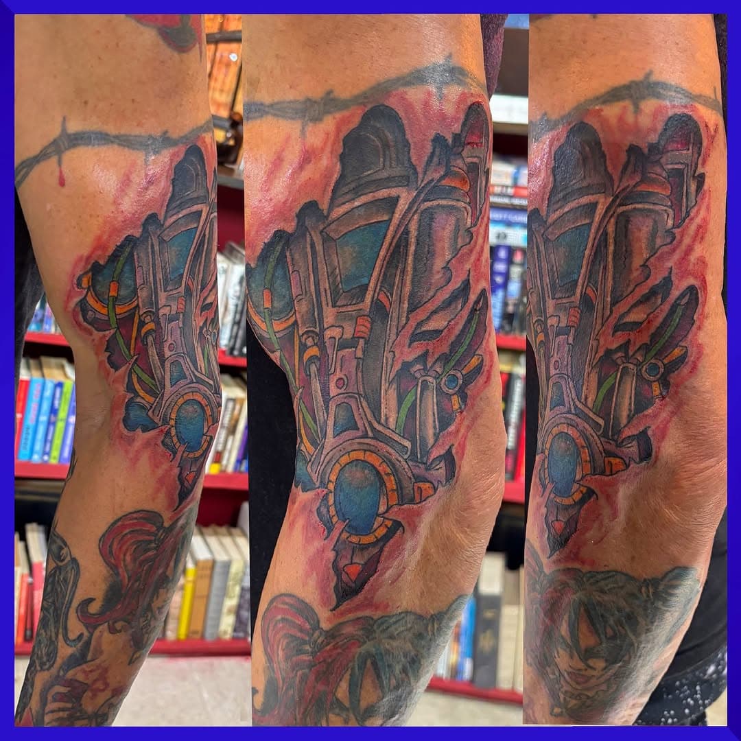 #skinriptattoo #cyborgtattoo by @tattoos_by_kelly from @buzzbuzztattoo 

#robotarm #austintattoo