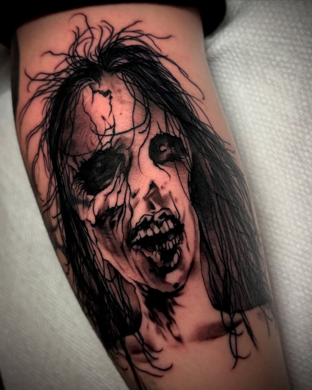 “And where that haunt had held on to his coat, the print of those bony fingers was burned right into the cloth. It never did come out.” Scary Stories on @lotusxlynn ⚰️
.
.
.
.
#tattoo#tattoos#grimtattoo#jeffsaunders#tattooart#tattoosnob#tattooworkers#philly#phillytattoo#eastcoast#freshlyinked#inklife#skinartmag#inkedmag#eternalink#bishoprotary#black#blackwork#alvinschwartz#scarystoriestotellinthedark