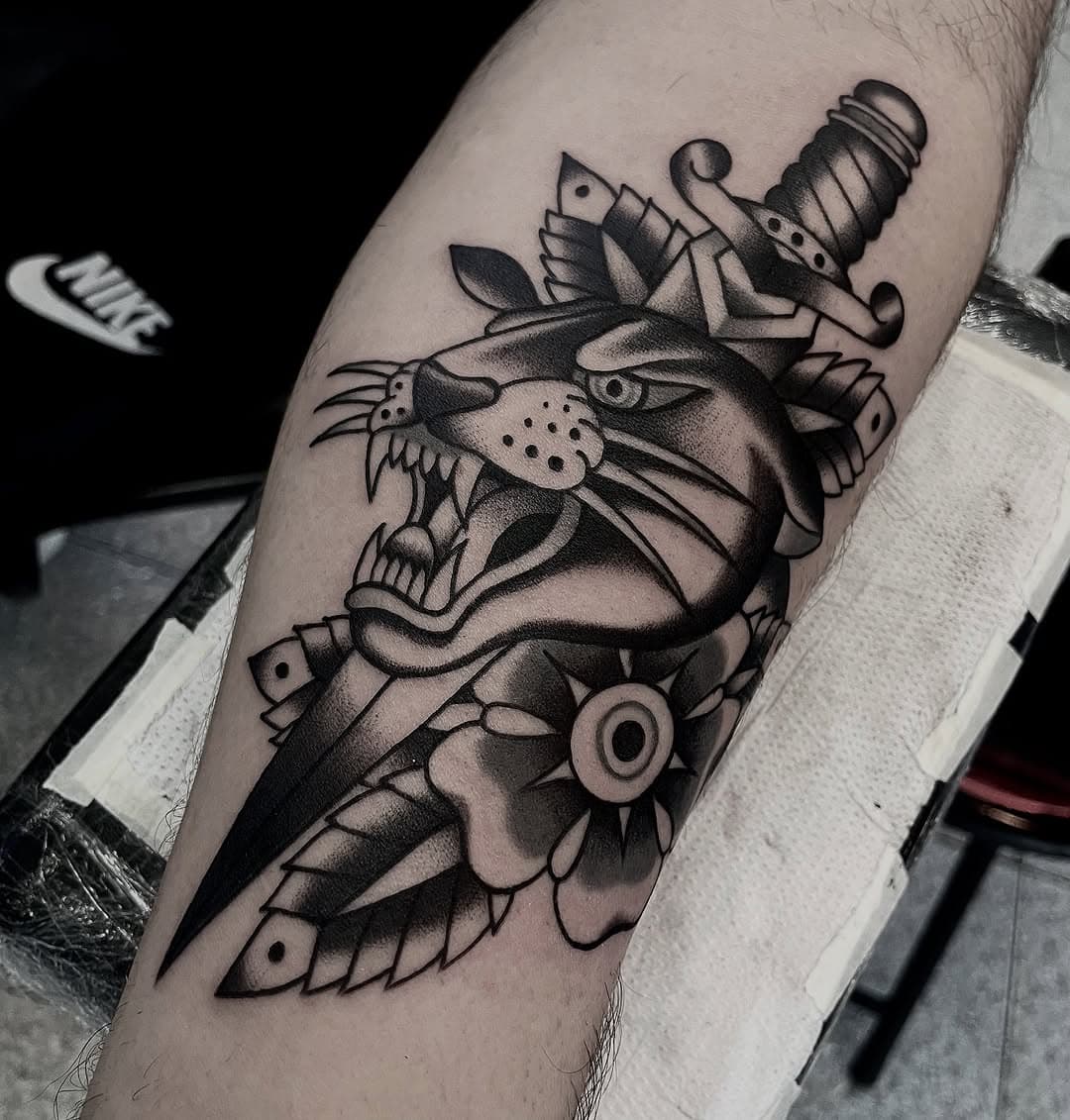 Grazie mille @daniele.lanari ✌️😉Booking da metà febbraio 
📞3332124503 🖤 
👉lefthandstudio👈 via Bepi Romagnoni 63 00125 Acilia Roma 

#blacktattooart #blacktattoo #tattooroma #phanter #romasud #tattooperugia #perugia #roma #daggertattoo #passion #italia #tattooitalia #traditionaltattoo