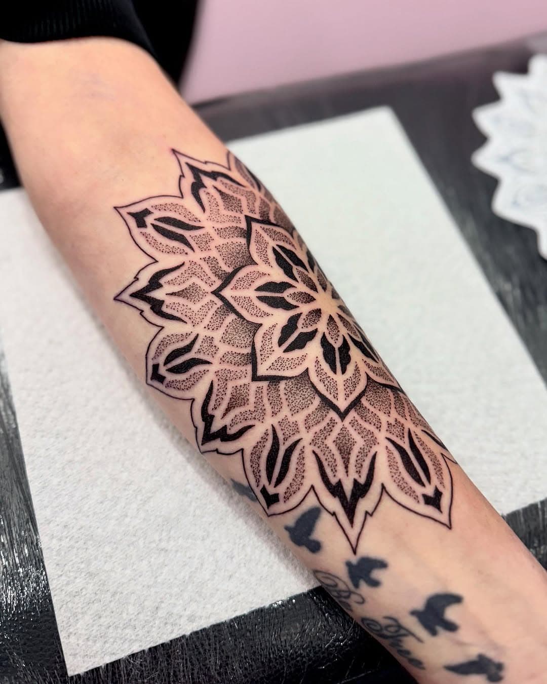 The start of Steph’s sleeve! More shading to do on this and then doing a blackout coverup for the birds on the wrist but we smashed at a good amount in the time we had 😍 thank you for the trust and having a natter with me all day 🫶🏻