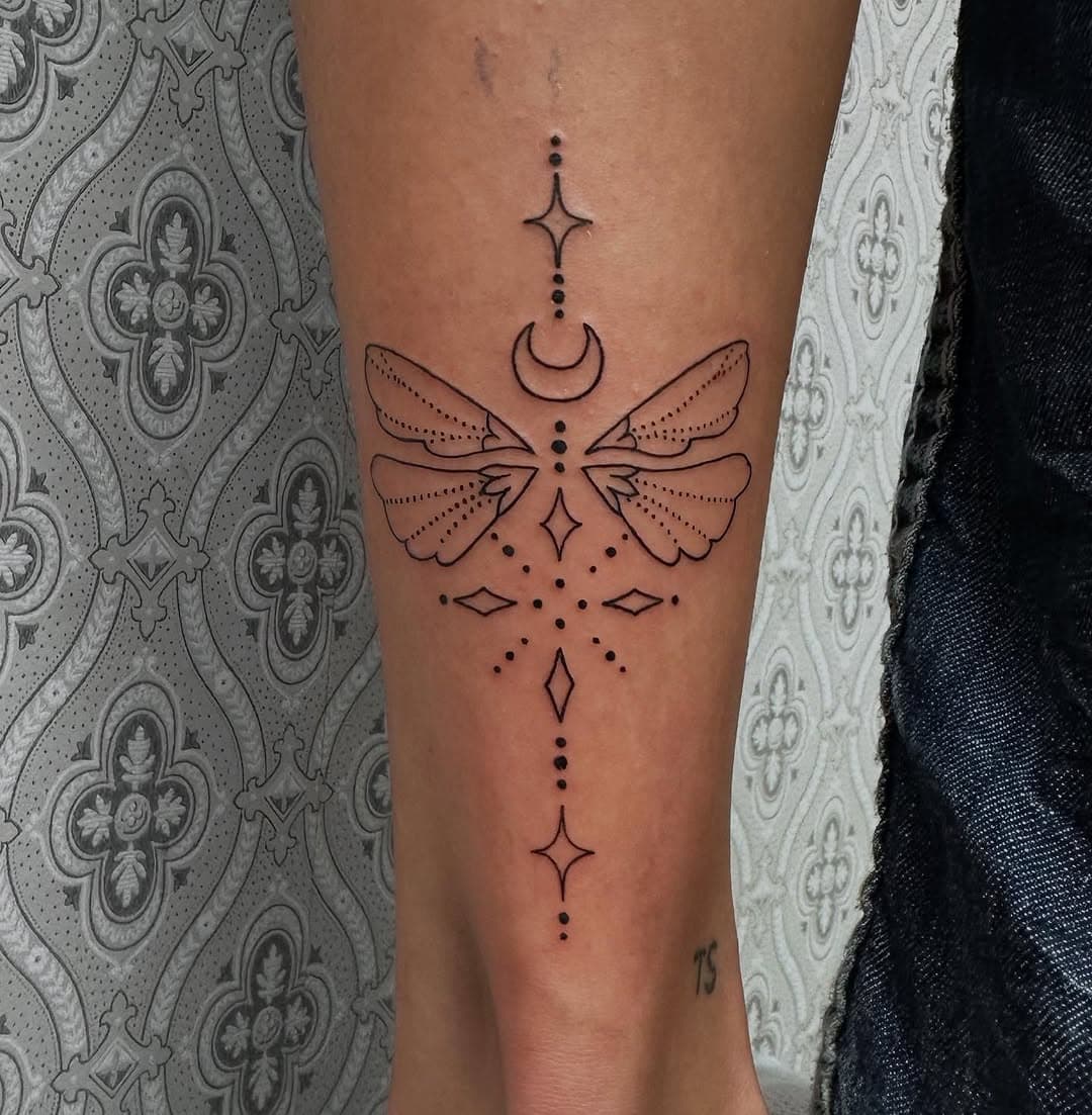 A cute kalf design I did last week at @whitewhaleamsterdam 😌

#tattoo #lineworktattoo #tattooartist #kalftattoo #finelinetattoo #finelineart #bodyart #blackink #dotstattoo #startattoo #moontattoo #tattoowings #keizersgracht