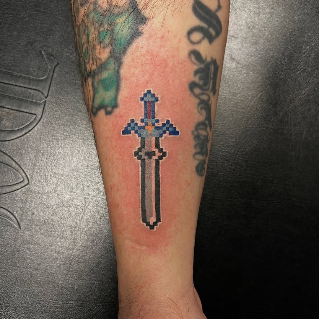 Salut la piraterie 🏴‍☠️ tu connais le nom de l’épée de LINK dans ZELDA?☺️ tatouage pixel réalisé avec la TINY PEN de mon best sponsor @inkclaw_official ❤️ et pour le matériel de qualité merci à mon partenaire @bee.tattoo.supply 😘 #bimskaizoku #inkclaw #beetattoosupply #tatouage #pixel #pixelartist #teampixel #pixeltattoo #pixeltatouage #tatouagepixel #caen #tatouagecaen #caentatouage #caentattoo #calvados #normandie #link #zelda #game #gaming #geek