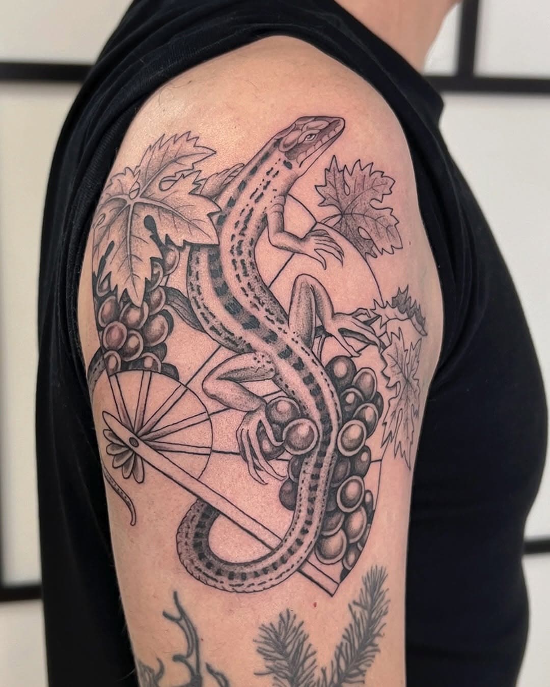 Para mi talentoso compañero @adriancelemin :) el concepto era “abanico, lagarto y parra” y lo encajamos en el brazo.
Te recomiendo pasar para ver su cuenta y por su supuesto para conseguir uno de sus trabajos.

Próximos Guest en marzo:
Pontevedra 4-5 @tattootrinidad 
A Coruña 7-8 @noratattoocoruna 

Cuenta de arte @iria_alcojor_art 
Con mis amigos @craneotattoocollective 

#blackworktattoo #tattoomadrid #iriaalcojor #lizardtattoo #tattoocoruña