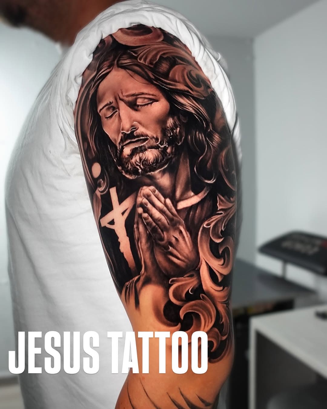 Jesus Tattoo eingehüllt in Ornamente #tattoo #stuttgart