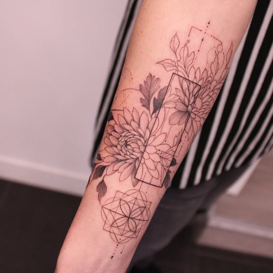 Chrysanthèmes et géométrie 
✉️patricetattoo@outlook.fr 

#tattoos #tattoo #geometrictattoo #geometrictattoos #tatouagefinesse #tatouagegeometrique #flowertattoos #floral #floraldesign #floraltattoo #graphicdesign #graphictattoo #essonne #tatouagefin #tatouagefrance #chillymazarin #docteurjekylloffice