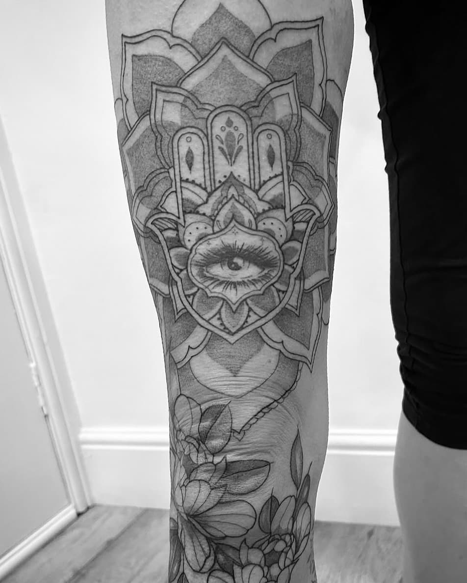 Thigh piece by @ells_ryot 
Dm Ells to book in.

#mandala #mandalatattoo #dotwork #dotworktattoo #floraltattoo #hamsatattoo