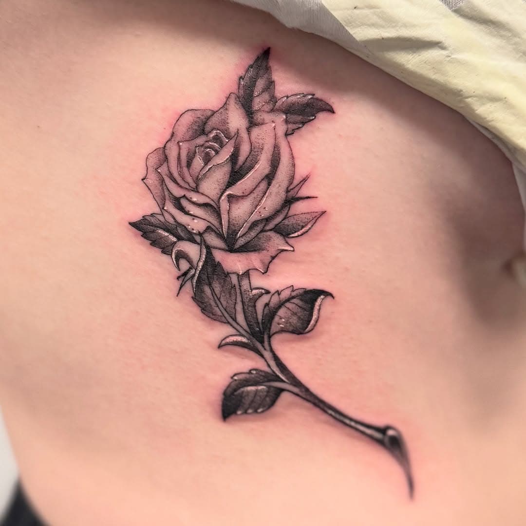 ROSA #fineline realizado por @diegocasastattoo 
Siempre bellas!!
Escribe o etiqueta aquella que pueda gustarle !!🙂
Cutio Tattoo ~ Siempre Tatuajes 

#cutiotattoo#rosetattoo#blackandwhitetattoo#acturtattoo #tattoofineline #zaragozatattoo #tatuajeszaragoza #zaragozaink #nuclearwhiteink #tattoozaragoza#zuera#acuarellashadow