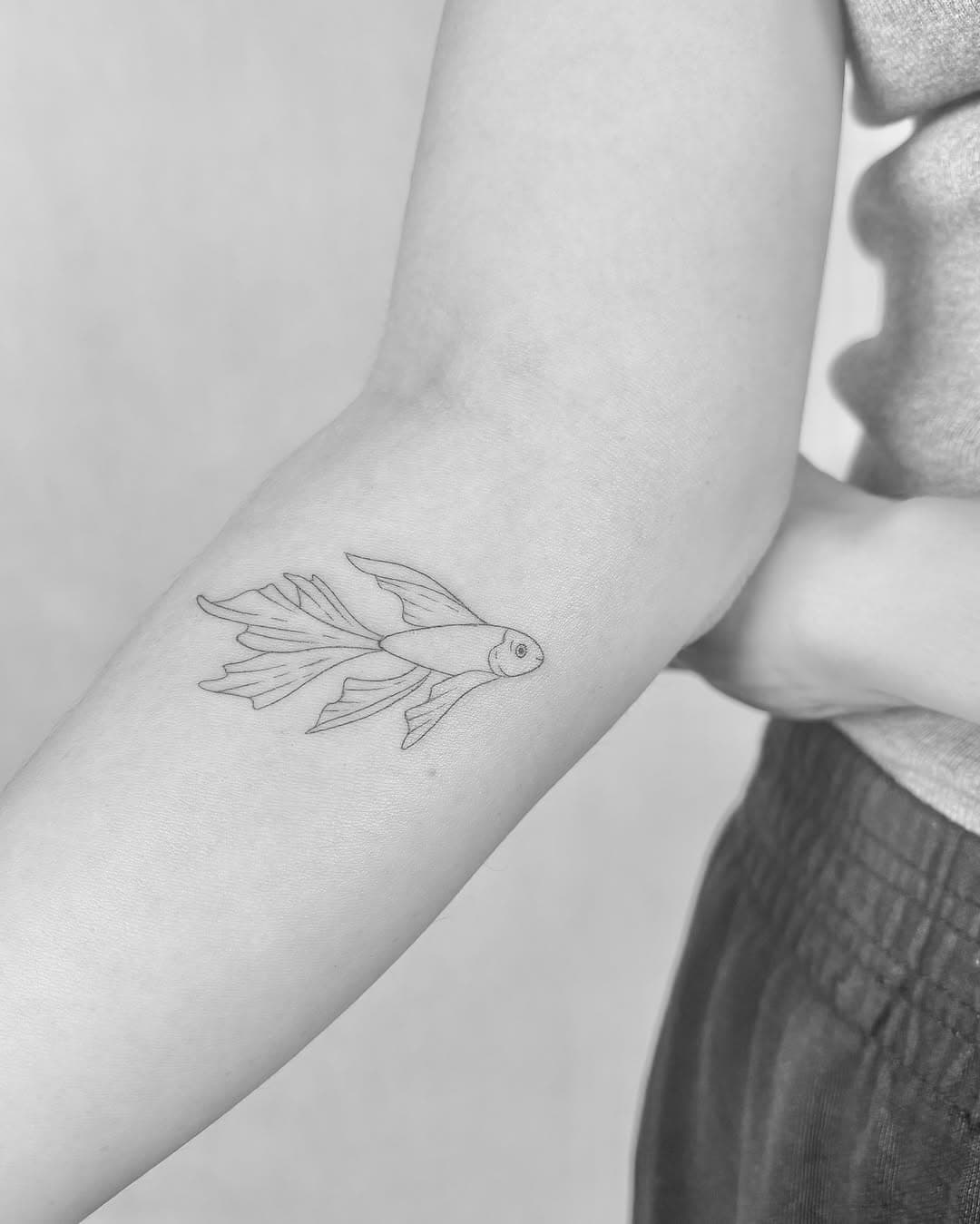 rybko 🐟

mały tatuaż warszawa . fineline tattoo . tatuaż rybka . minimalistyczny tatuaż