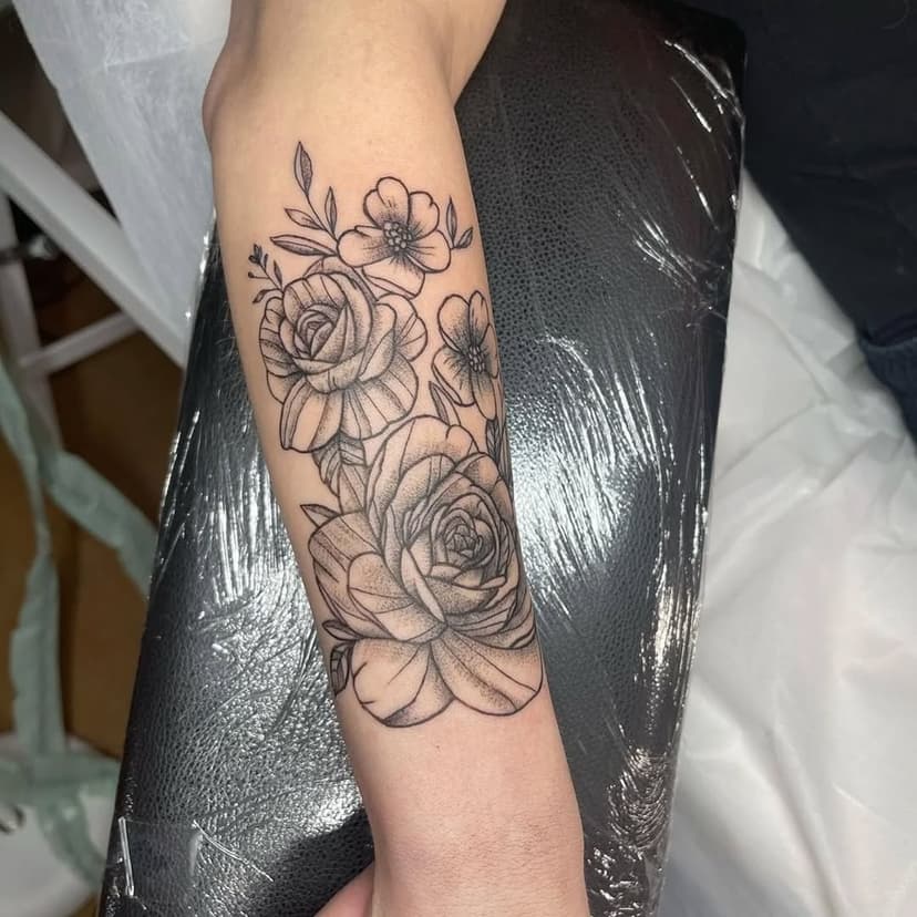 Cute Floral design done by Edwards @eduardsevans 

#arm #armtattoo 
#armdesign 
#forearm #forearmtattoo 
#forearmpiece #floral 
#flowers #flowerpiece 
#blackandgreytattoo 
#juniorartist 
#Harlow #essex #Tattoo