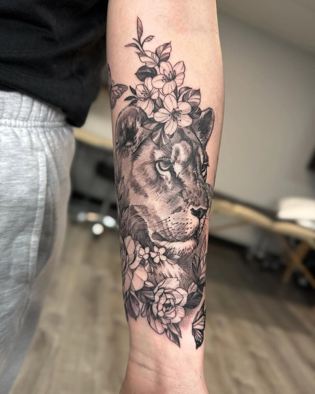 Lion & flowers 🌸 3rl only..thanks Allie for your supporting 🙌🏻
————————— • • • —————————
#bishoprotary #kwadron #empireink #blackandgreytattoo #blackandgrey #realismtattoo #realistictattoo #rochestertattooartist #rochesterny #newyorktattoo #upstatenewyork #liontattoo #flowerstattoo