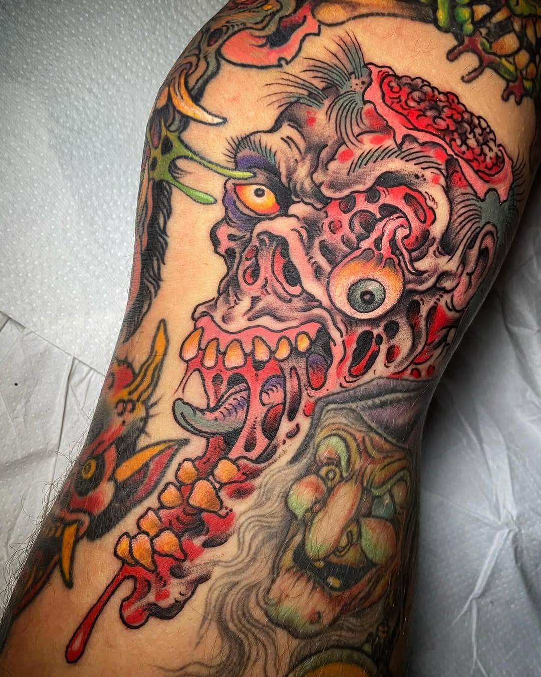 Otro mas para el infalible @oscarhertin_illustrations , como siempre un placer ! 
Freehand @tora.marker de hace unas semanas en el @blackrosetattoobcn , proxima visita a #barna del 19 al 22 de febrero, aun me queda algun hueco disponible para alguna makarrada , DM si te animas ! 
Gracias

#zombietattoo #barcelonatattoo #tattoostyle #radtattoos #traditionaltattoo #oldlines #tattoooftheday #tradworkers_tattoo #bright_and_bold #tattooideas #where_they_tatt #radtradtattoo #tattooing