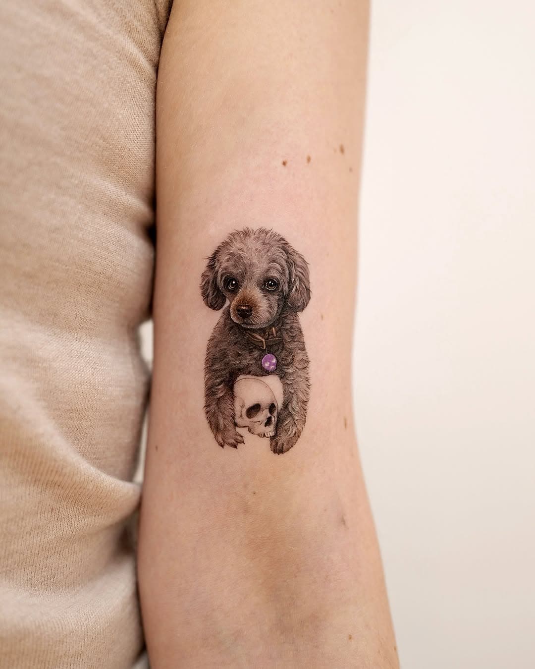 Ellie the poodle, striking a pose with her signature splayed paw 🐩💀✨

Her wonky little paw made her extra special, and I love that we got to capture it in this piece. Swipe to see the original sketch from her human! 🖤