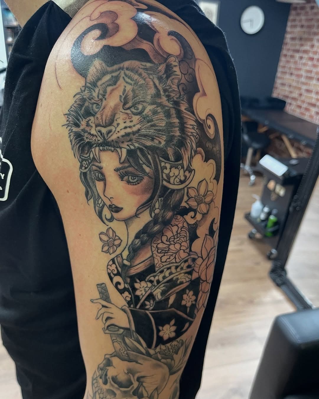Second session on this awesome piece :) thanks so much @kieranfairnie for the trust as always! #tattoo #tattoosleeve #japanesetattoo #samuraitattoo #floraltattoo #cherryblossomtattoo #geishatattoo #blackandgreytattoo #finelinetattoo #tattooshading #cloudtattoo #tattoodesign #tattooart