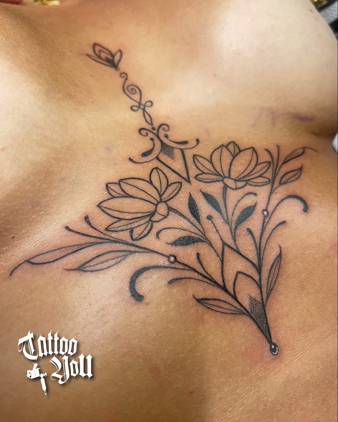 ✨ A elegância dos traços e a delicadeza das flores em uma tattoo cheia de personalidade! ✨
Arte impecável do @tigowl_ 🌿.

📍Tattoo You Villa Lobos:⠀
Shopping VillaLobos, 3° piso - Av. Dra. Ruth Cardoso, 4777 - Pinheiros/SP

💌 Solicite seu orçamento pelo link na bio e eternize sua história na pele ❤️‍🔥.

#tattooyou #tattoobr #tattoosp #tattoostyle #tattoolife #tattooartist #tattooinspiration #flowertattoo #blackworktattoo #finelinetattoo #tattooideas #villalobos #tigowtattoo