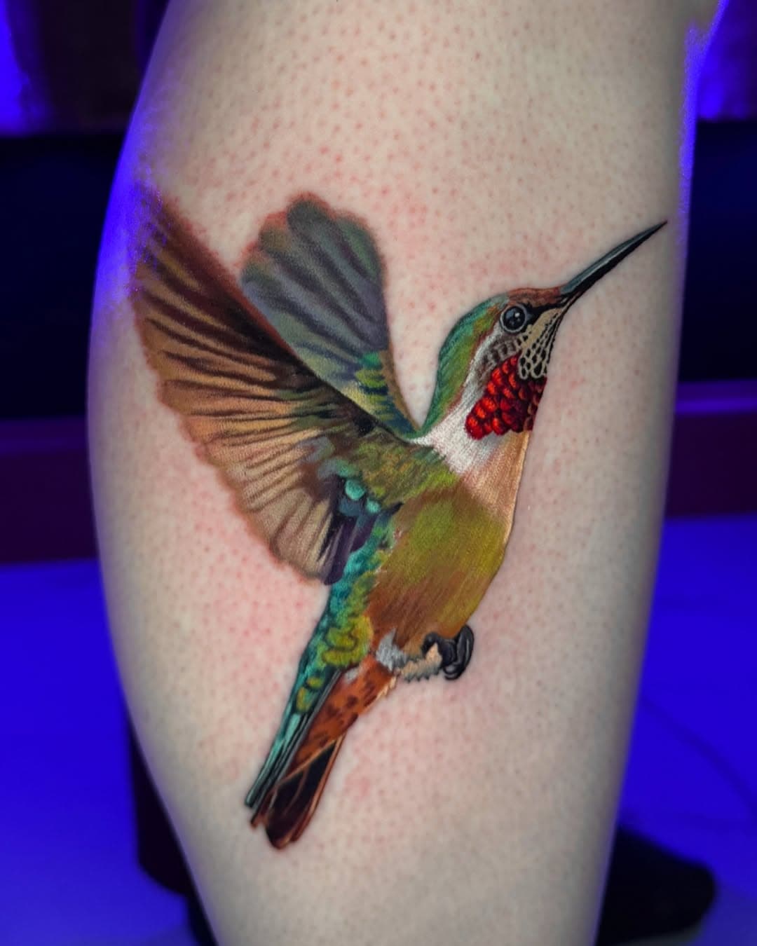 hummingbird for @22winter ☺️ 
.
@obsidianmoontattoo 
.
@fusion_ink @neumatattoomachines @hustlebutterdeluxe @fytsuppliesusa_ @inkmapstattooapp @tattooarmour_usa