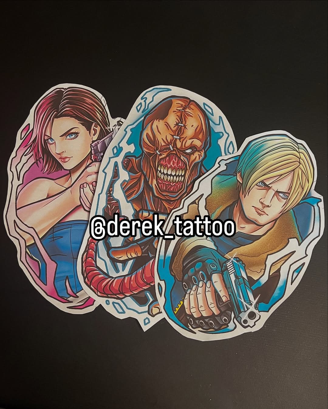 🔥 Para os fãs de Resident Evil! 🔥

Jill, Nemesis e Leon ganharam versões exclusivas no meu traço, prontos para serem tatuados! Se você curte a franquia e quer marcar sua pele com esses personagens icônicos, entre em contato e garanta a sua!

🎮 Tatuagem autoral e única
📍 Itatiba - SP
💬 Chama no direct

#ResidentEvil #TattooGeek #TatuagemGamer #LeonKennedy #JillValentine #Nemesis #HorrorGame #TattooArt #DerekTattoo