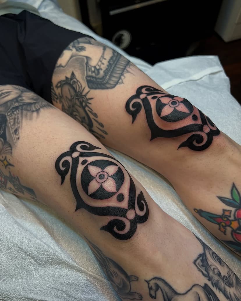 Knee set for the greatest @lorindevine!! Symmetry on your tattooer friend who makes perfect tattoos, what could go wrong ? 😅