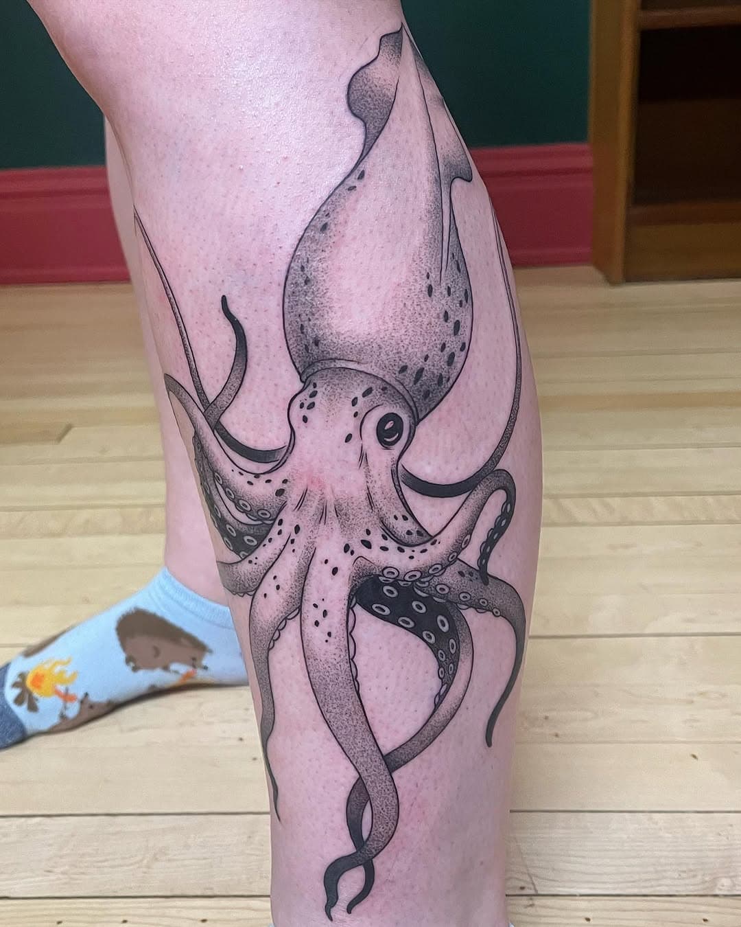 Big squid! 🦑 Thanks for letting me do this very fun thing, Caitlin! I’m soooo excited to add to this leg project. Swipe for a lil video ➡️
#squidtattoo #squid #oceantattoo #blackandgrey #blackandgreytattoo #animaltattoo #colossalsquid