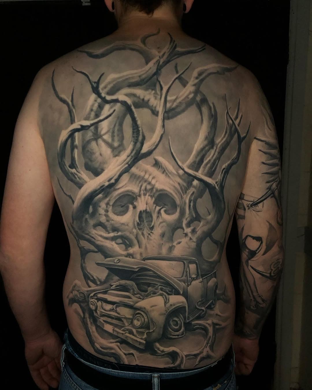 Healed back on my homie Kyle about 5-6 years ago.  Starting a leg sleeve on him and realized I never shared this one.  It seems i never get a pic of large projects or never see the client again. 
Anyone with large projects I’ve done, reach out and let’s get some photos!
#freehand #paintedtemple #oakadams #blackngrey