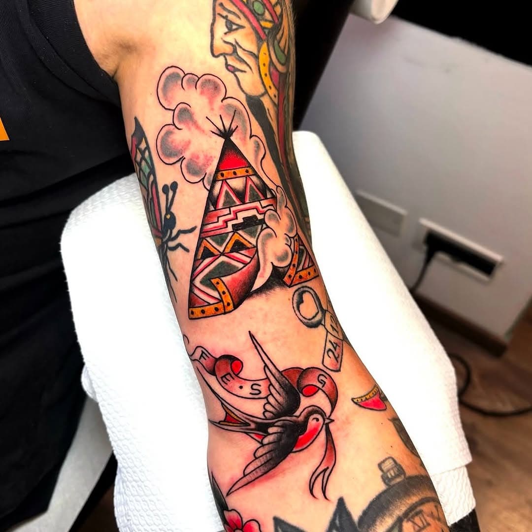 Freehand filler by @manolorizzon 
Sviluppiamo la tua idea adattandola al meglio sulla zona del corpo, scrivici per prenotare una consulenza o passa direttamente in studio.
📍Sacred Bones tattoo
Viale druso 53 B
39100 Bolzano