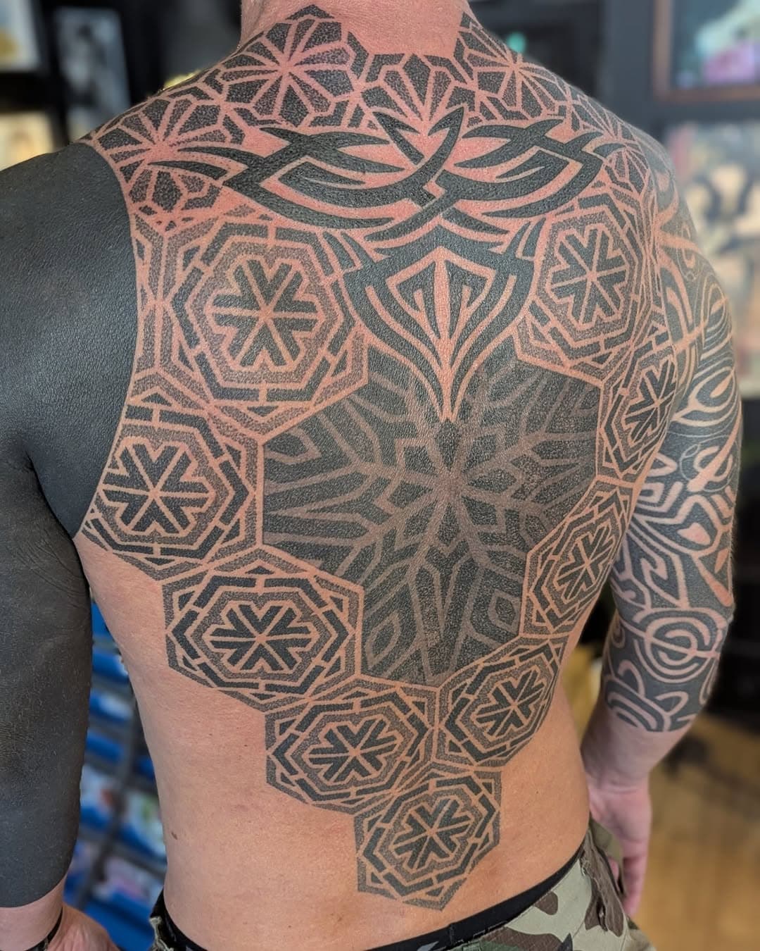 Another section added to Geoff's back piece and some old tribal re-work, thanks mate!
Tattooed at @moodybluetattooroom 

#chrisjonestattooer #moodybluetattooroom #geometrictattoo #dotworktattoo #patterntattoo #geelongtattoo #geometricbackpiece