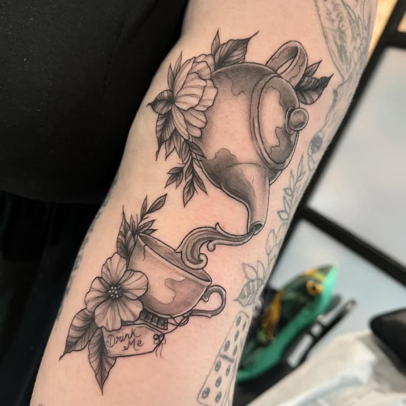 I made this pretty neotraditional teapot tattoo before Christmas. It’s makes up part of a sleeve inspired by Alice in wonderland. The sleeve is made up of patchwork black and grey designs. Can’t wait to finish off the surrounding pieces! ☕️ 🫖 🌺