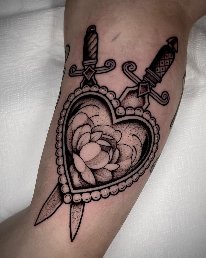 Heart and Daggers by @greenboytattoo 

for info e Booking :
🕰 9:00 -19:00
☎️‭+39 333 5005446
📨 ‎tattoolabpn@gmail.com
Tattoo-piercing-Guest 💪🏻

#tattoolab #pordenonetattooshop #traditionaltattoo #tattoo #tattooartist #blackwork #hearttattoo #oldschool #heart