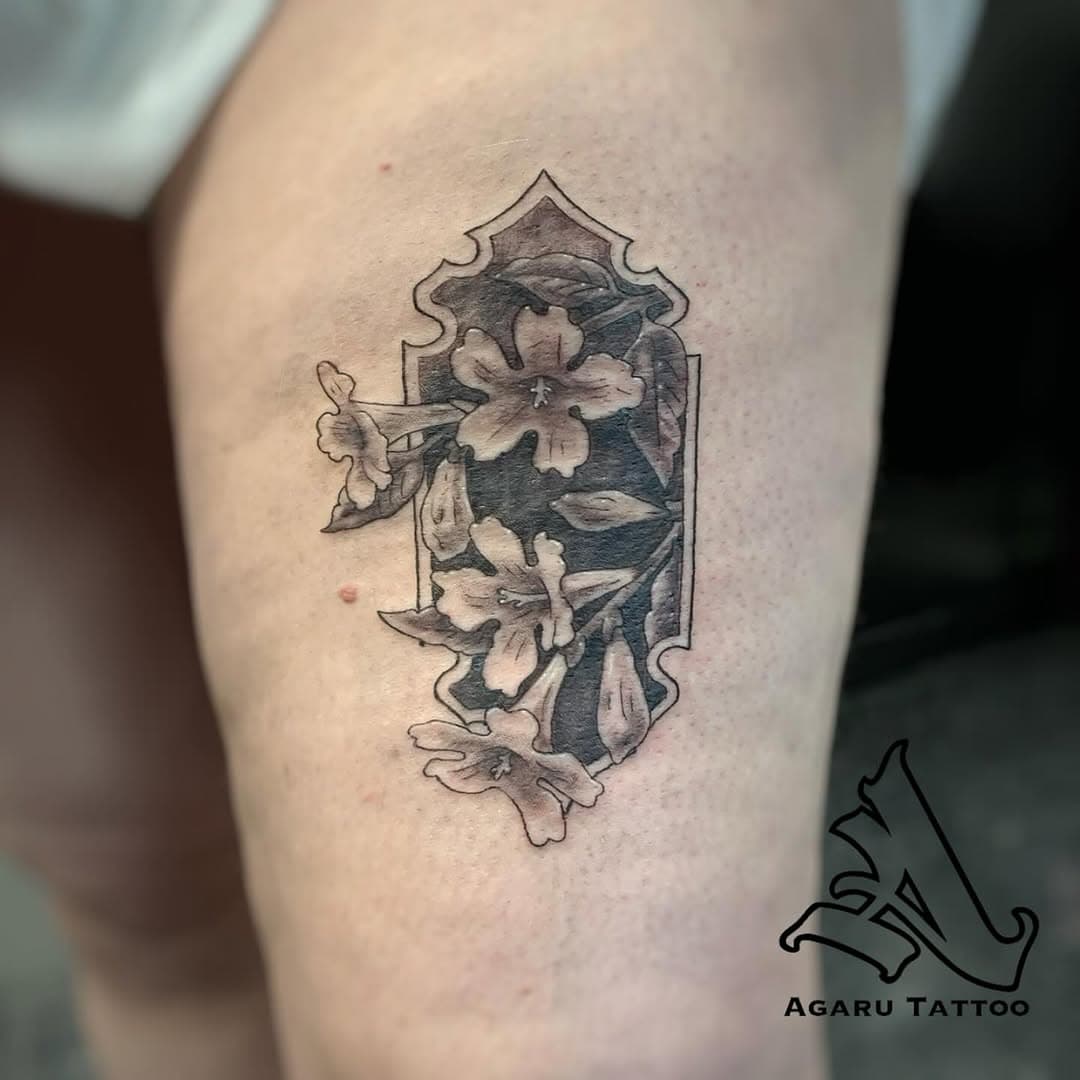 A jasmine portal for Dana from flash by @heatherthorn.tattoo 

#flowertattoo #flashtattoo #jasmine #jasmineflower #blackandgreytattoo #blackandgrey