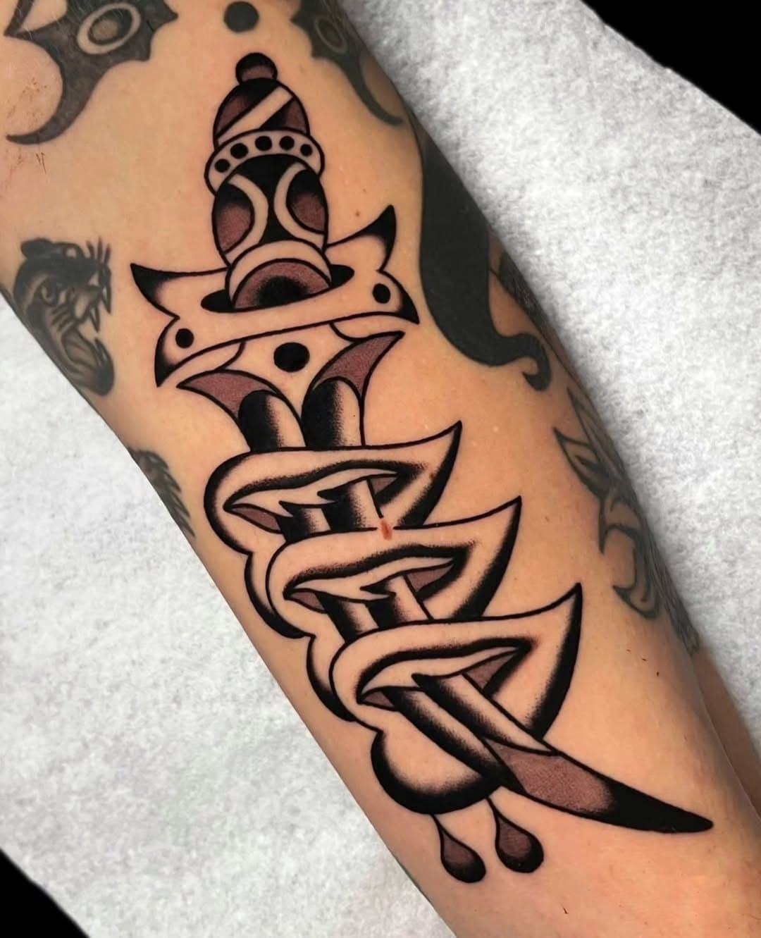 Dagger by @simonecurcio.tattooing 

#hardtimestattoo #simonecurcio #traditionaltattooartist #traditionaltatto #tradtattoo #tradworker #daggertattoo #tattooartist #vanchiglia #torino