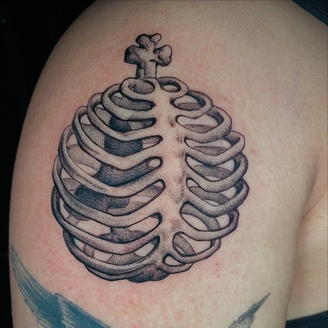 #blackandgreytattoo #blackink #fineline #finelinetattoo #goodcleanfun #dallas #texastattoo #oakcliff #bishopartsdistrict #blackclawneedle #ribs #ribcagetattoo #ribcage