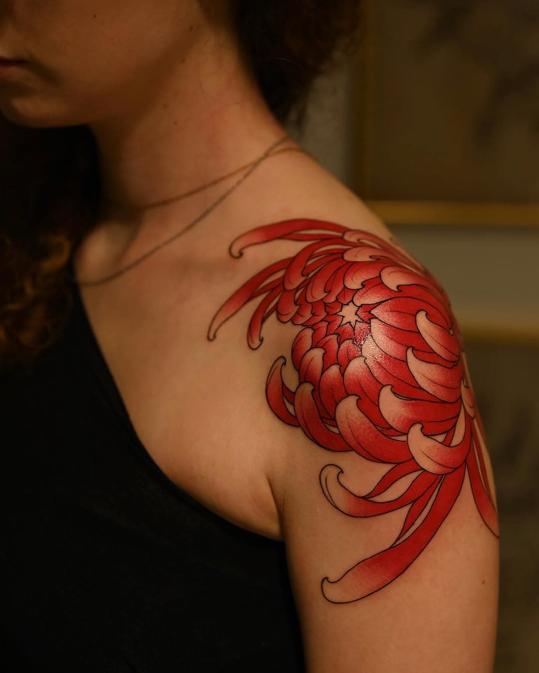 Red crysanthemum for Gaia who sits like a true champ!
Love the placement, swipe for the views👉🏼
Freehand done at @jarumstudio 
-
#tattoo #tattoos #crysanthemum #crysanthemumtattoo #redcrysanthemum #color #colortattoo #flower #flowers #flowertattoo #neotrad #neotraditionaltattoo #neotradsub #neotradeu #japanesetattoo #angelobarulli