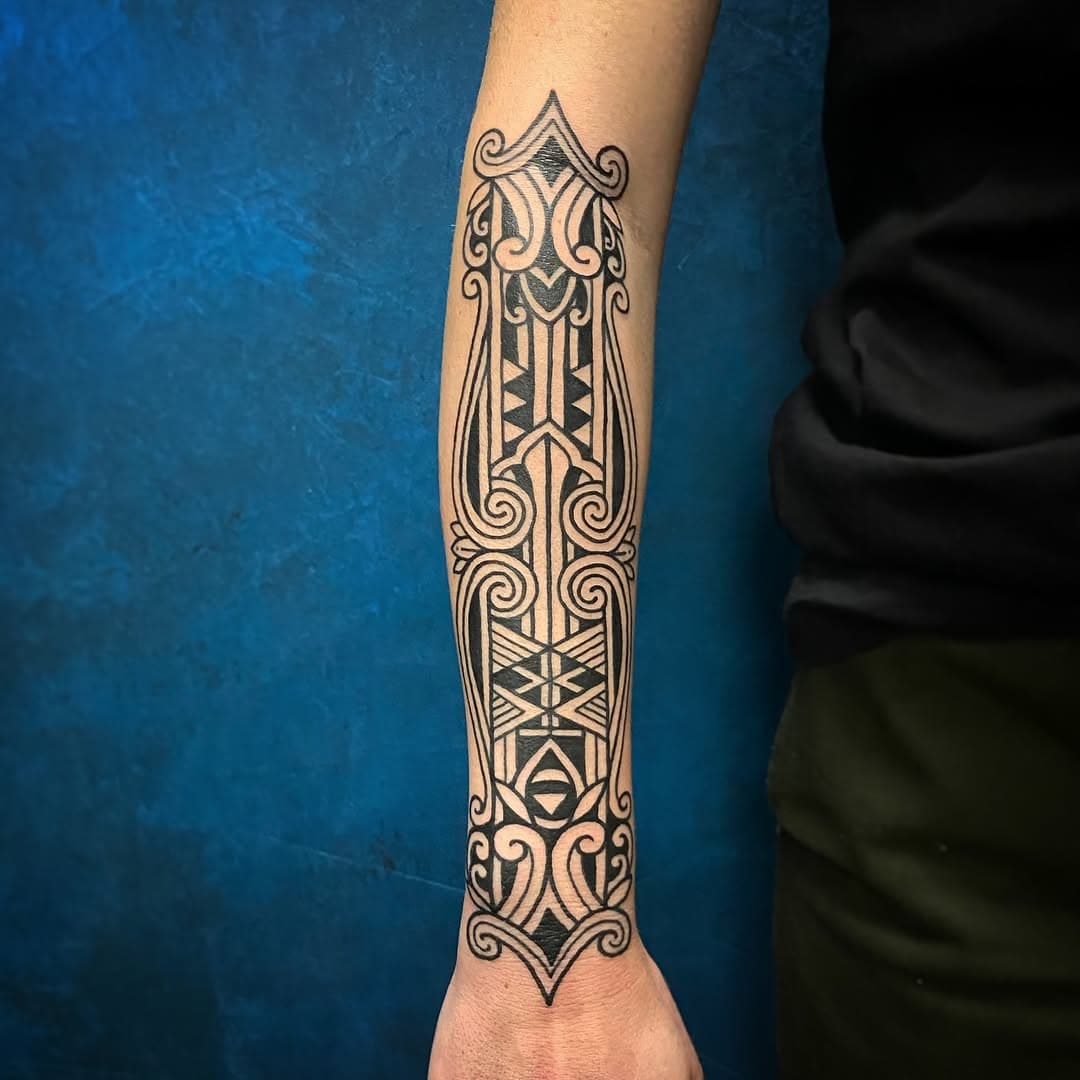 New armour for my buddy @jo.harwood.yoga , always fun hanging with you Jo! 🤘

#forearmtattoo #blackwork #blackworktattoo 

@lifewontwait_tattoo