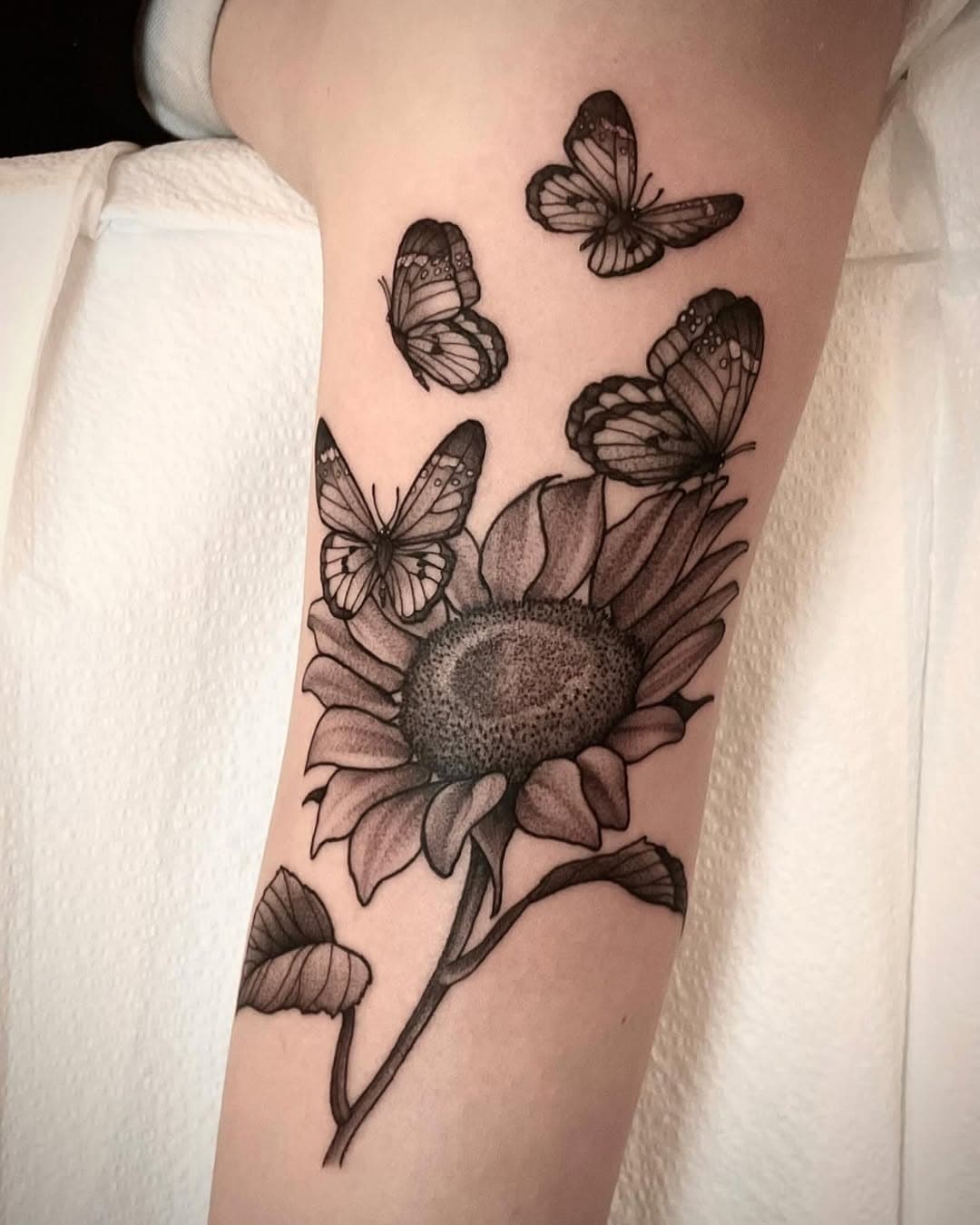 Sunflower/ butterfly piece from awhile back! 🌻🦋

If you are interested in booking with me I am currently accepting inquiries for late March through the link in my bio! If you have already submitted I have gotten back to you via email! As always message me with any additional questions✨