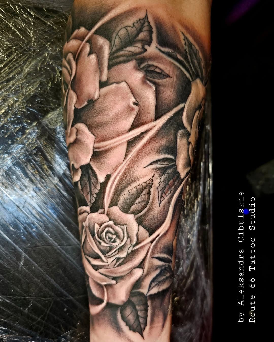 Roses tattoo custom build forearm sleeve in black and grey style. Did today. Have a look please.
#legtattoo  #chesttattoo #thightattoo #wolftattoo #watercolourtattoo  #lineworktattoo #portrait #portraittattoo #legtattoo #rosetattoo  #coveruptattoo #coverup #tattoo #dogportrait #sleevetattoo #leicester #tattoolife #tattoo