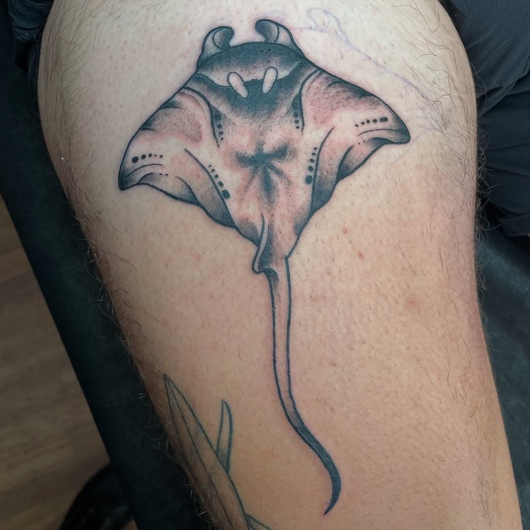 Cool ray by @breebtattoos 
To book an appointment with Bree email breebarnettart@gmail.com or link to their website through their Instagram page. 
#blackandgreytattoo #stingraytattoo #oceanlife #portlandtattoo #pdxtattoo #portland #pdx #tattoo #tattooed #tattoos #rosecity #tattooingpdx #oregontattoo #oregon #portlandtattooartist #portlandtattooers #oregontattooartist #portlandtattooshops #flatirontattoo