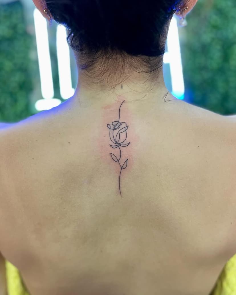 Ei, você conhece o estilo de tatuagem chamado “single line tattoo”? 🤩

Nela, a tatuagem inteira é feita com uma única linha, num traço contínuo. ✨

A single line tattoo transforma formas em desenhos minimalistas e elegantes, criando imagens fluidas e cheias de significado, assim como essa rosa feita pela @peedritta 🌹❤️