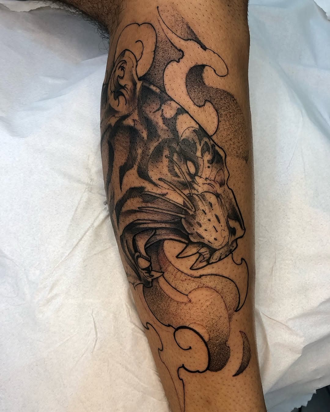 Tattoo exclusiva criada para o Leonardo 🐯✨. Cada detalhe foi pensado para reforçar sua personalidade forte e única. Arte customizada, do conceito à pele. 

📩 *Orçamentos via DM* | *Link na bio* ➡️ 

#CustomTattoo #ExclusiveDesign #tattooempelenegra #TigerTattoo #UniqueArt #TattooArtist