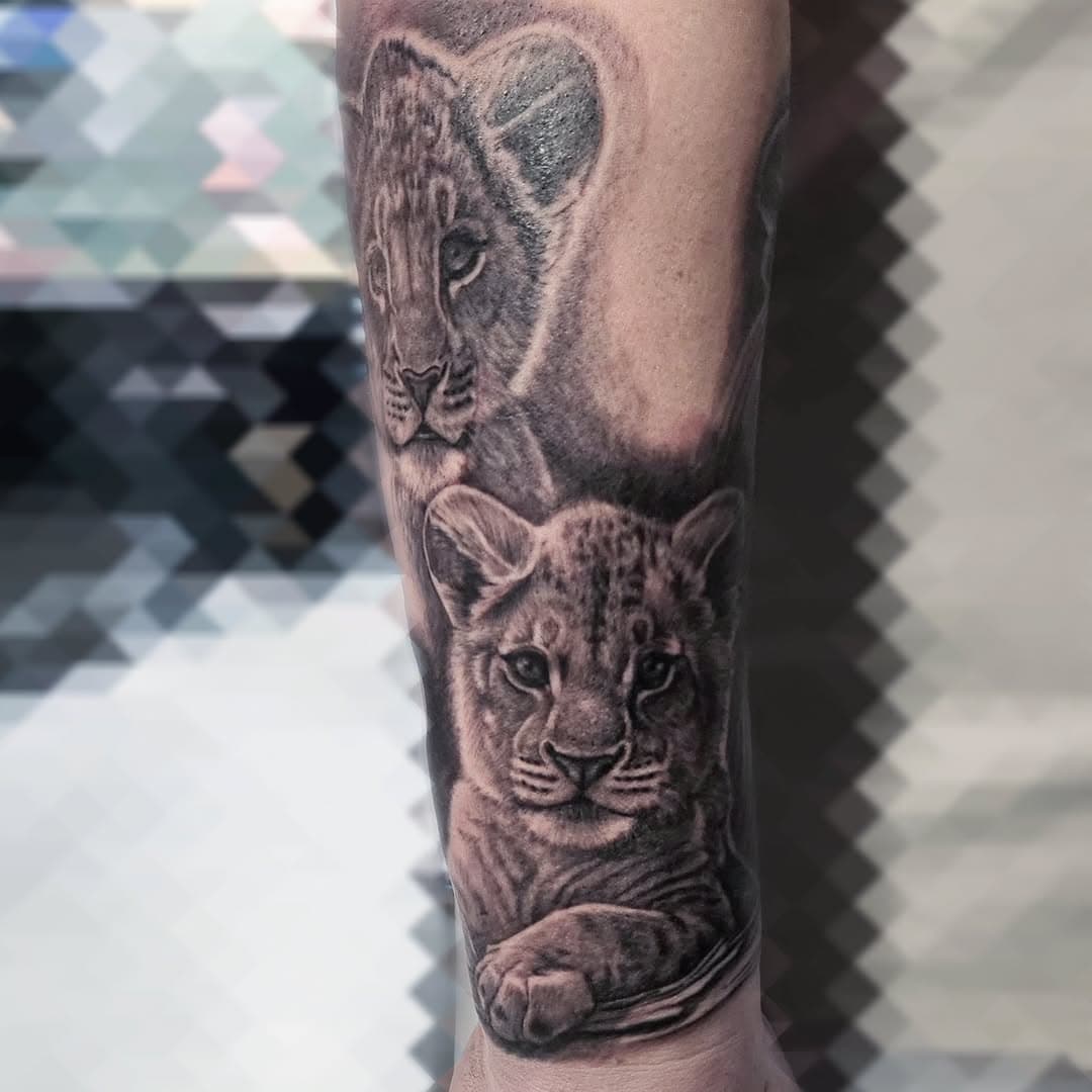 Couple lion cubs representing his two kids we did a grown lion on the other side for his pack hope you guys like 👍

Also if you haven't seen @thedoesithurtpodcast with @empireofdirt.tattoo and myself go check it out  the latest episode is out now staring special guest artist @daynanortontattoo 

#lioncub #lioncubs #tattoo #liontattoo #animaltattoo #animalportrait #familia #family #familytattoo ##portraitoftheday ##tattoooftheday ##portraitofinstagram ##tattooidea ##tattoolovers #tattooart #tattooartist #empireinks #inkwithrampage #poseidontattoomachine #killerinktattoo #killerinkcartridges