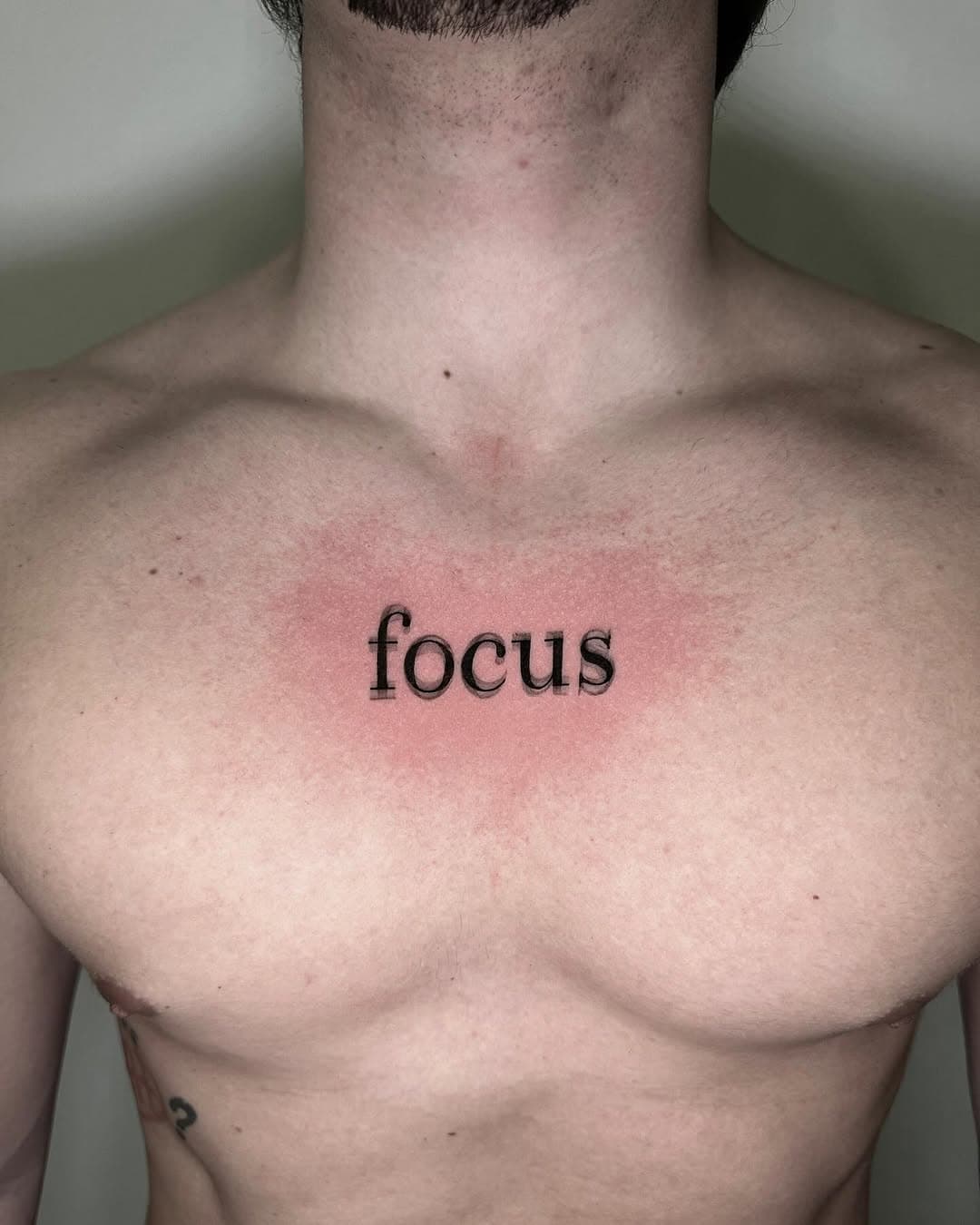 Un tatuaggio con la scritta “focus” rappresenta la forza interiore di rimanere sempre concentrati sui propri obiettivi di vita anche in momenti di difficoltà e incertezza. Con il tatuaggio puoi rappresentare la consapevolezza di saper controllare i tuoi pensieri, azioni e scelte non mollando mai.  Realizzato da @giuseppecozzolin presso @ozontattoostudio #tat#tattoo#tattoos #tattooartist #tattooart#smalltattoo #small #smalltattoos #smalltattooideas #tattooideas #ink#inked#inktattoo #inkart #inkedboys #inklife #inkedup #inkaddict #inkstagram #inkedtattoo #boytattooed #boy #boys #boystattoo #boystattoos #ozontattoostudio #italytattoo#madeinitaly #napolitattoo