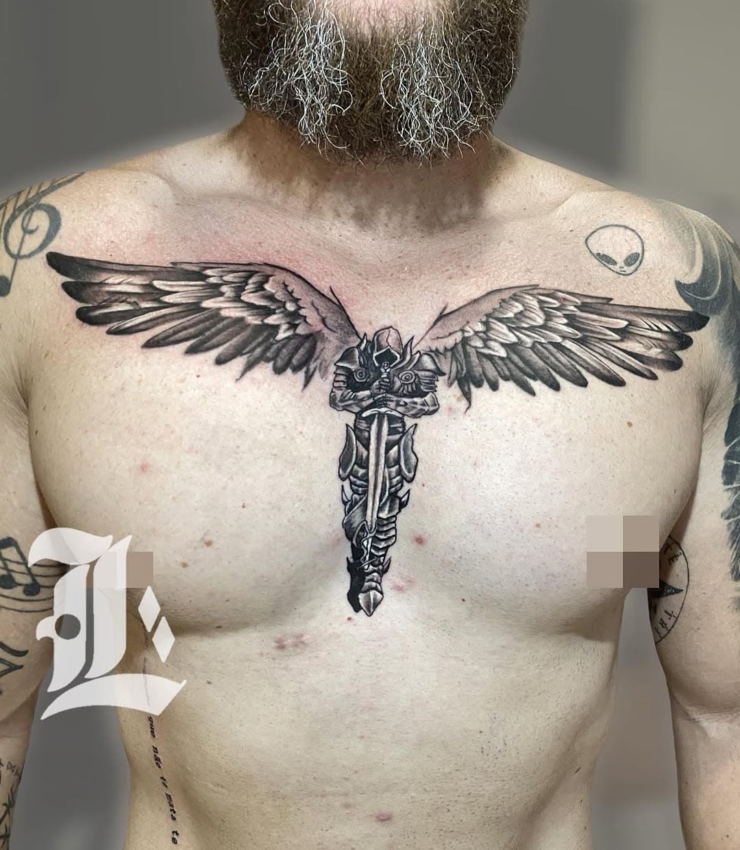 Arcanjo para o Rogério 🔥🔥🔥 esse local tem que ser guerreiro pra tatuar hein 😬
Gostou? 😍 vem fazer a sua tatuagem com a gente 🔥❤️

Centro - Hortolândia SP
agende seu horário!
Aceitamos cartões até 10x sem juros 💳👍

#eloyfelipetattoo  #tattoos #tattoodo #pretoecinza #realismo  #tattoosp #lifestyle  #saopaulo #hortolandia  #tattoodesign #cores #tatuagemmasculina #tatuagemfeminina  #011 #tattoo #tatuagem