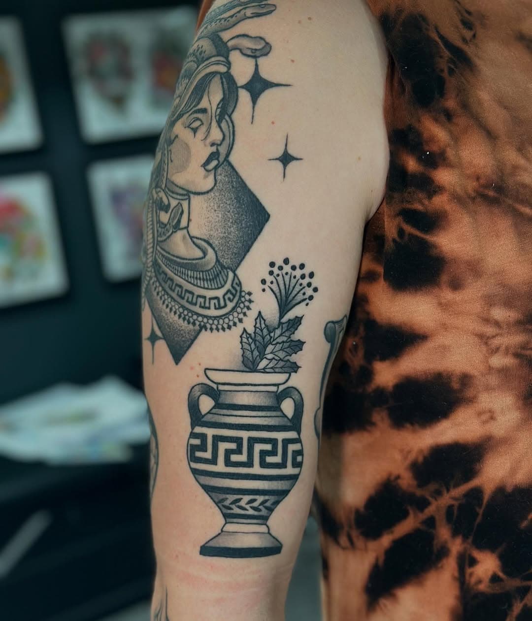 Komplett abgeheilt - von Ana @anapantera 🖤 Falls ihr einen Termin bei ihr möchtet, schreibt uns gerne oder kommt einfach mal rum!  Sie kommt nächsten Monat wieder 🖤 #traditionaltattoo #blackworktattoo #greektattoo #vase #vasetattoo