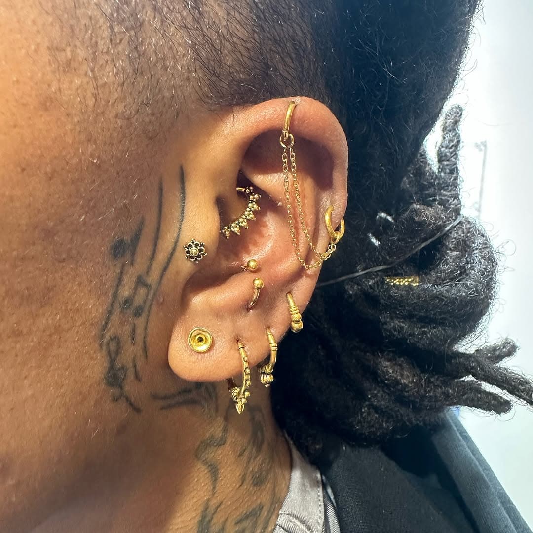 ✨ 
All upgraded jewelry changes from our shop by @robindouble 
•
#whitewhaleamsterdam #piercingstudio #piercingshop #earparty #earpiercing #cartilagepiercing #helixpiercing #daithpiercing #traguspiercing #girlswithpiercings #healedpiercing #piercedandproud #professionalpiercer #bodyjewelry #safepiercing #amsterdam #holland #piercingamsterdam #amsterdampiercing #keizersgracht #piercingsofinstagram #instapiercing #amsterdamcity #leidsestraat