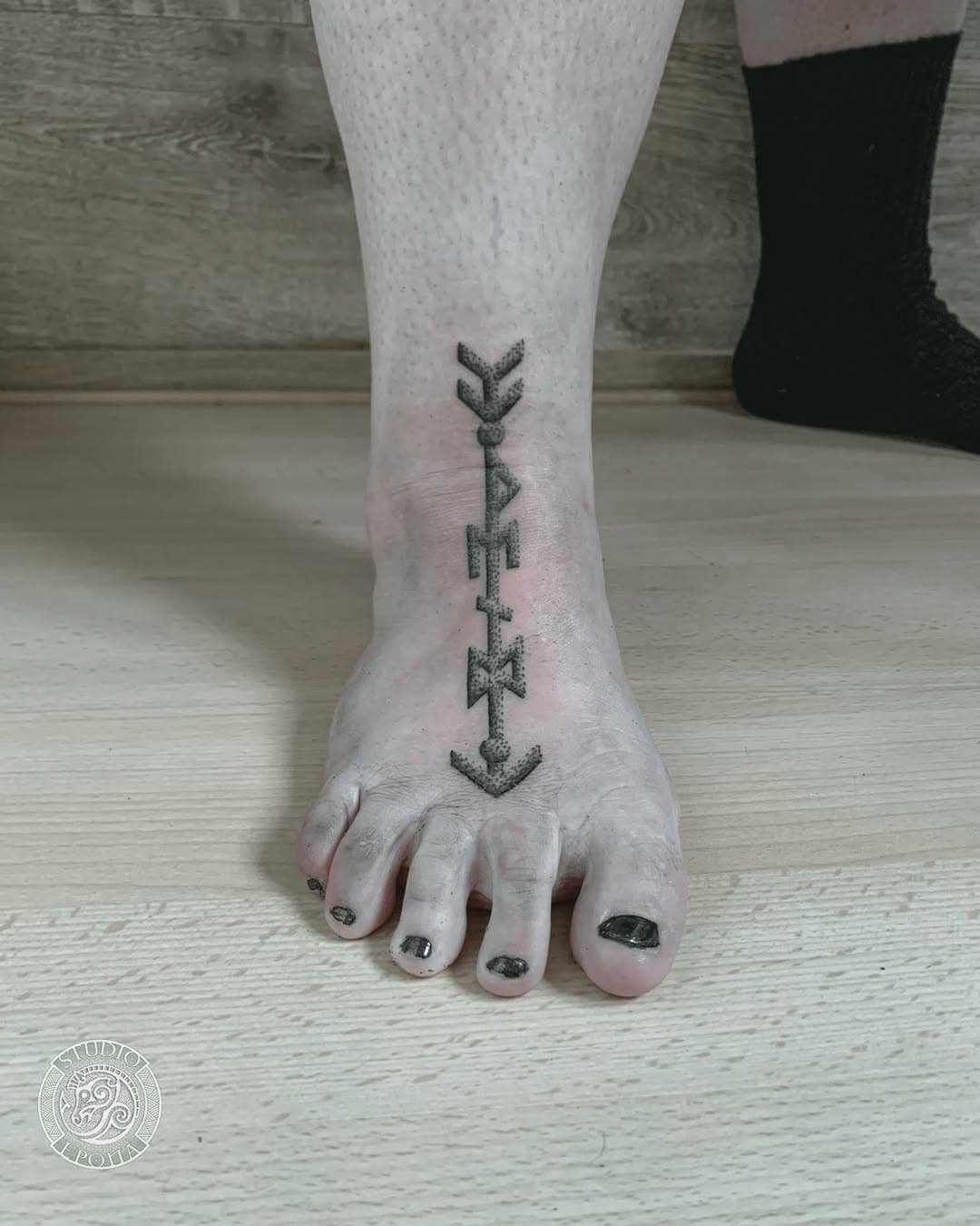 For Wendy, I had the pleasure of doing a second tattoo. This time, it’s a custom-designed arrow with a bindrune. The placement on the foot is perfect: with an arrow on your foot, you always know where you're headed!
.
.
.
.
.
#studioepona #rotterdamtattoo #bindrune #bindrunetattoo #nordictattoos #handpokedtattoo #handpokeartist #arrowtattoo #pagantattoo #heathentattoo