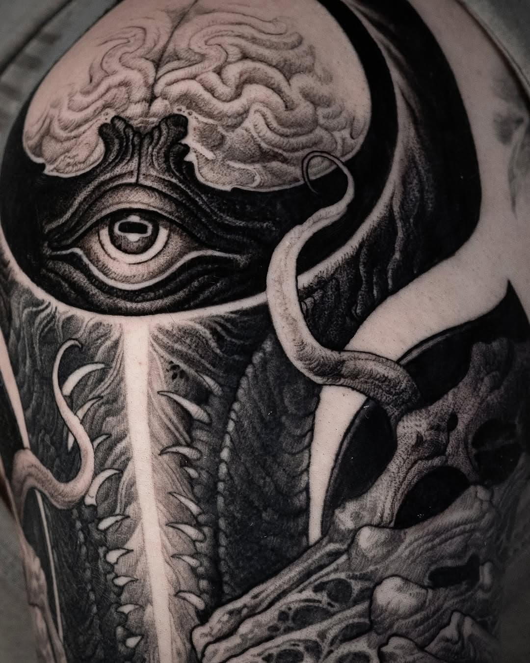 Another touch ov Horrific Details…

Inspired by H.P. Lovecraft

Done at @amygdala_tattoo.temple 

#darkart #lovecraft #lovecrafttattoo #horror #horrortattoo #bioorganic #bioorganictattoo #biella #biellatattoo