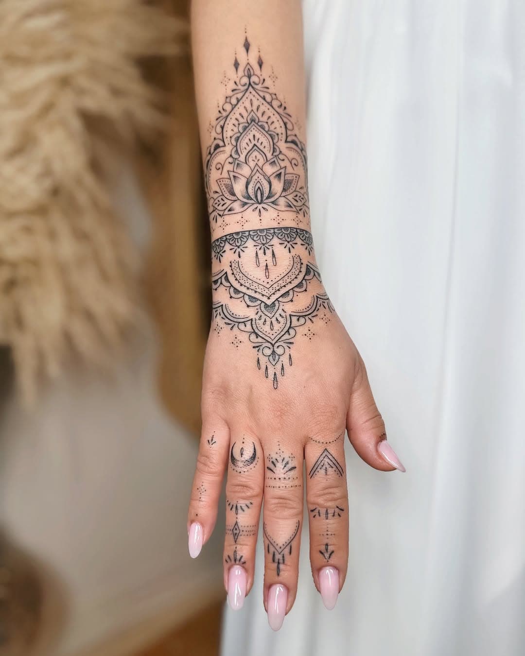 A tattoo like a jewel, delicately placed on the skin ✨ Each line, each pattern is designed to embrace the body and enhance it. Thank you Kiana for your trust! Do you like this style?

#ornamentaltattoo #handtattoo #finelinetattoo #losangelestattoo #girltattoo #delicatetattoo #inkedgirl #tattoodesign #jewelrytattoo